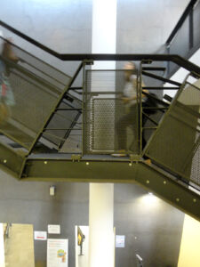 La scala che collega i tre livelli degli uffici, oggi parzialmente demolita (© Milena Farina)