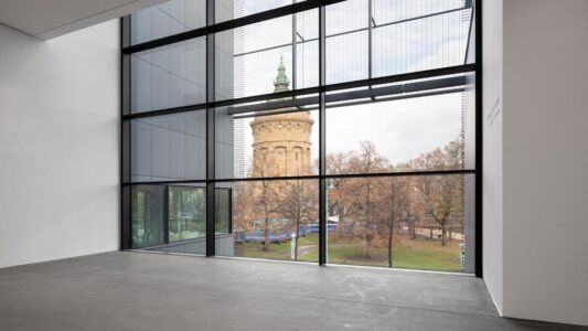 Mannheimer Kunsthalle, gmp, scorcio dall'interno verso la Wasserturm (© gmp)