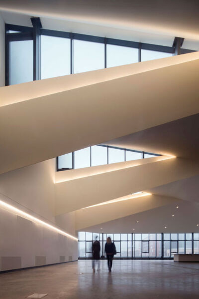 Lucernari dalla forma a diamante illuminano gli spazi del terzo piano. (Foto Nic Lehoux) NADAAA, Daniels Faculty of Architecture, Landscape and Design, Toronto, 2017