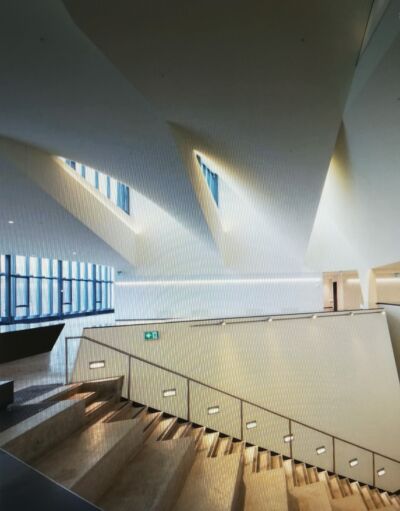 Lucernari dalla forma a diamante illuminano gli spazi del terzo piano. (Foto Nic Lehoux) NADAAA, Daniels Faculty of Architecture, Landscape and Design, Toronto, 2017