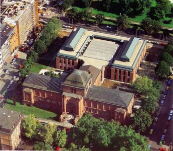 Immagine di repertorio con l'edificio demolito Metzleff-Bau del 1983