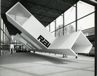 CLUSTER_COMUNICARE_Rai 1965
- allestimento del padiglione Rai
XLIII Fiera di Milano
A. e P.G. Castiglioni
1965
grafica Enzo Mari
Rai
(Courtesy Fondazione Achille Castiglioni)