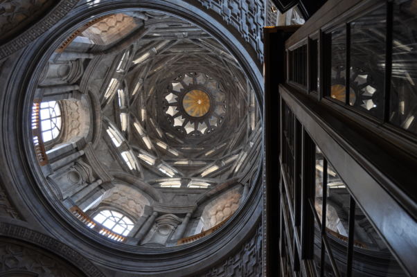 La cupola; a destra, il serramento in legno che separa la Cappella dal Duomo, ricostruito sul modello di quello ottocentesco, bruciato nell'incendio