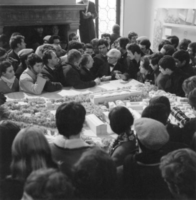 Louis Kahn presenta il suo progetto per Venezia a Palazzo Ducale, gennaio 1969 (© Archivio Graziano Arici)