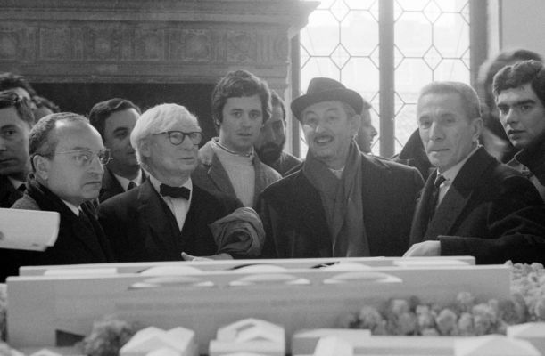 Louis Kahn, Carlo Scarpa e Dino Buzzati davanti al modello del progetto del Palazzo dei Congressi ai Giardini della Biennale, gennaio 1969 (© Archivio Graziano Arici)