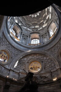 Veduta da uno dei vestiboli circolari verso il 'bacino tronco' che crea l'imposta per la cupola