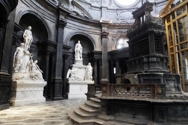 Al piano della cappella, a filo con il piano nobile di Palazzo Reale, si trovano l'altare che custodiva la reliquia, progettato dall'architetto Bertola e ancora da restaurare (essendo di fatto stato incorporato nel castello di presidio, rimosso solo di recente), e i monumenti funebri ottocenteschi dei Savoia, in marmo bianco e oggetto di un restauro già concluso da tempo