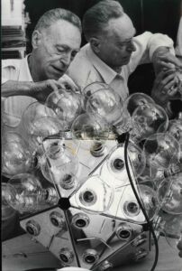 AC e Taraxacum88 1978
A. Castiglioni con lampada Taraxacum88
1988
(Foto di Cesare Colombo, Flos, Fondazione Achille Castiglioni)