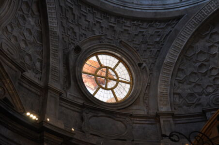 Tra gli elementi meno coerenti con la 'visione di infinito' guariniana, i faretti moderni e le trasparenze verso le 'camere di luce' all'esterno