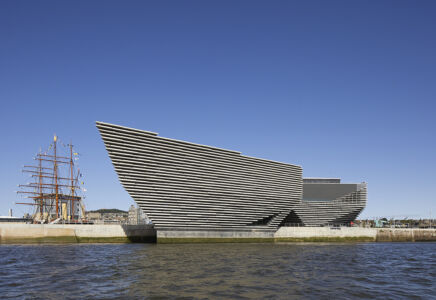 Il V&A Dundee visto dal fiume (©HuftonCrow)