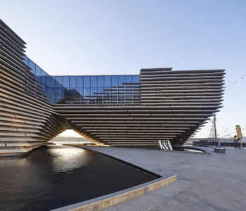 Il passaggio pedonale che attraversa il V&A Dundee (©HuftonCrow)