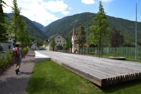 Cez Luson, esterno-parcheggio