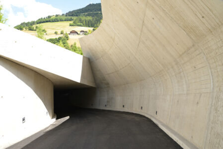 Cez Luson, ingresso-parcheggio