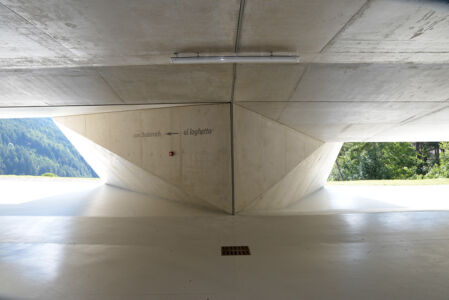 Cez Luson, interno-parcheggio