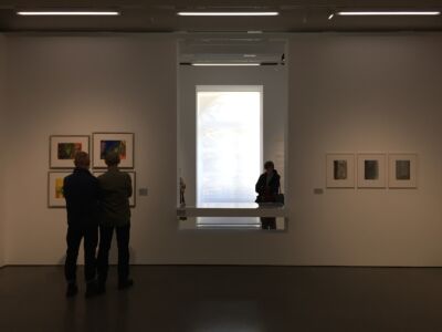 Palais Populaire The world on Paper, sala espositiva e illuminazione schermata (© Daniela Völkel)