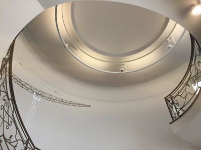 Palais Populaire, particolare soffitto sopra scala monumentale (© Daniela Völkel)