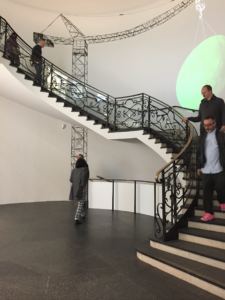 Palais Populaire, scorcio scala elicoidale con opera di Z. Leutenegger (© Daniela Völkel)