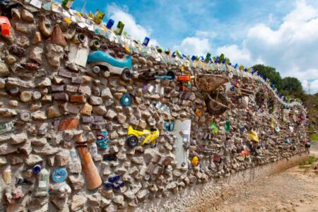 Muro esterno realizzato con materiale riciclato (© Archivio Senosiain)