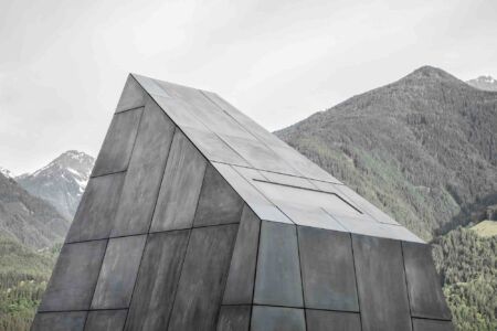 Opere di restauro o recupero: Bergmeisterwolf Architekten, Progetto Cantina Hotel Pacherhof - Novacella-Varna (Bz)