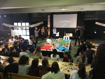 Un momento del workshop con gli allievi della scuola, diretto da Winy Maas (in piedi sulla destra)