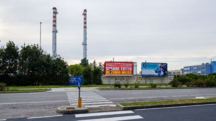 Camini della centrale termoelettrica Lamarmora da via San Zeno (© Ilario Piatti - www.ilariopiatti.com)