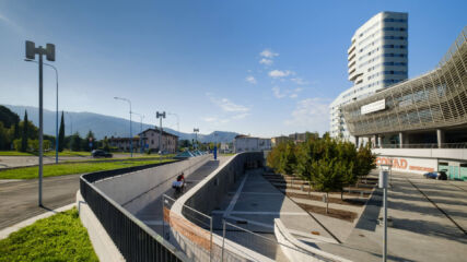 Complesso Futura, fermata Casazza (© Ilario Piatti - www.ilariopiatti.com)