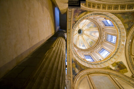 Tempio cattedrale del Rione Terra a Pozzuoli, Napoli: cupola della seicentesca cappella del SS. Sacramento e colonna del tempio augusteo (foto Florian Castiglione)