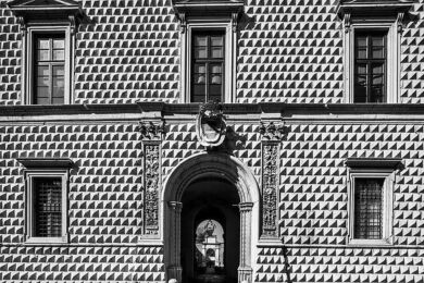 Palazzo dei Diamanti, facciata principale