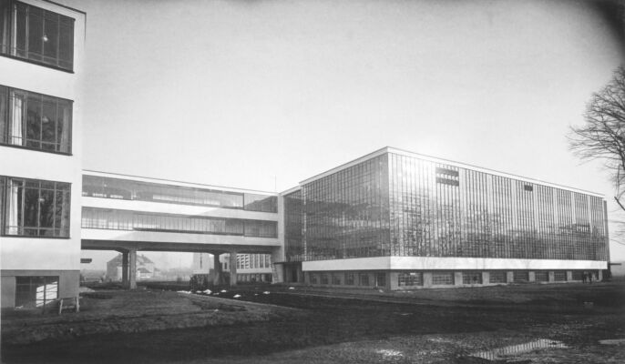 L'edificio principale a Dessau visto da NO, Progetto di Walter Gropius (Foto di Lucia Moholy, 1926. Bauhaus-Archiv Berlin ©VG Bild-Kunst, Bonn 2017)