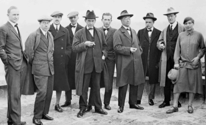 Maestri sul tetto di Dessau. Da sinistra Georg Muche, László Moholy-Nagy, Herbert Bayer, Joost Schmidt, Walter Gropius, Marcel Breuer, Vassily Kandinsky, Paul Klee, Lyonel Feininger, Gunta Stölzl and Oskar Schlemmer