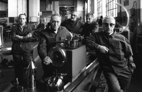 (da sx a dx) Alberto Alessi, Achille Castiglioni, Enzo Mari, Aldo Rossi, Alessandro Mendini (foto di Gianni Berengo Gardin)