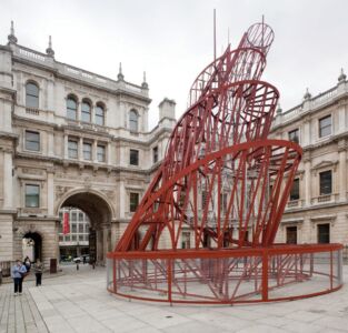 Replica del Monumento alla Terza Internazionale di Vladimir Tatlin alla Royal Academy of Arts di Londra, 2012