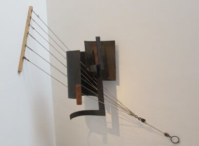 Vladimir Tatlin, Controrilievo, 1914-15 (ferro, legno, pietra e corda)