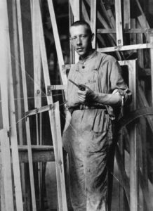 Vladimir Tatlin davanti al modello del Monumento alla Terza Internazionale, Pietrogrado, 1920