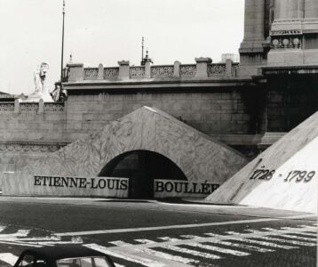 Costantino Dardi, ingresso alla mostra mostra su Boullée al Vittoriano di Roma per il film di Peter Greenaway “Il ventre dell’architetto” (1986)