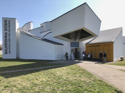 Ingresso della mostra "Balkrishna Doshi: Architecture for the People" (foto Subhash Mukerjee)