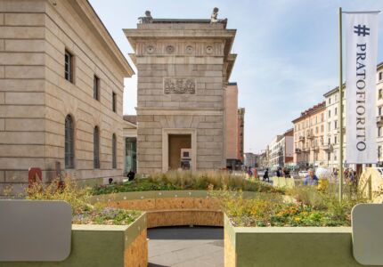 “Pratofiorito”, un giardino temporaneo progettato da Davide Fabio Colaci in Piazza XXV Aprile (foto Arianna Panarella)