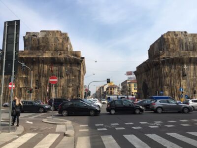 I caselli daziari di Porta Venezia avvolti con sacchi di juta da Ibrahim Mahama (foto Arianna Panarella)