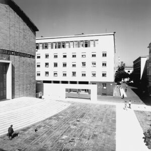 Corvino + Multari, piazza dei Bruzi a Cosenza (1998; foto Paolo Cappelli & Maurizio Criscuolo Fotografi Associati)