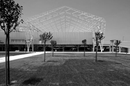 Corvino + Multari, Centro commerciale "La Cartiera" a Pompei (Napoli, 2012; foto Paolo Cappelli & Maurizio Criscuolo Fotografi Associati)