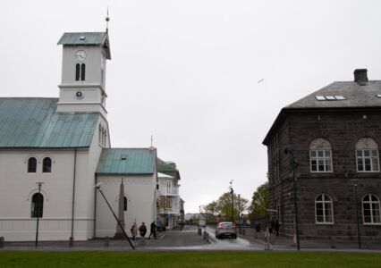 Il duomo (progetto originale di Andreas Kirkerup, 1786-1796, riprogettato da Laurits Albert Winstrup nel 1847) e la casa del parlamento Alþingi(progetto di Ferdinand Meldahl, 1879-1881) (© Sofia Nannini)