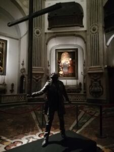 "The man who bears the cross" di Jean Fabre sullo sfondo de "Le sette opere della misericordia" di Caravaggio al Pio Monte della Misericordia (foto di Davide Vargas)