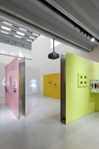 Scorcio dello spazio espositivo “Bühne” dedicato al teatro (Foto di Andrew Alberts © heike hanada laboratory of art and architecture 2019)