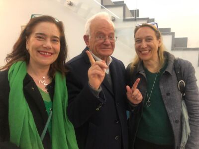 Riccardo Dalisi con Elisa e Fulvia Mendini all'inaugurazione della mostra