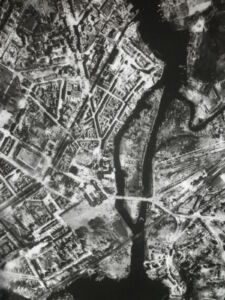 Foto area del centro dopo il bombardamento del 1945