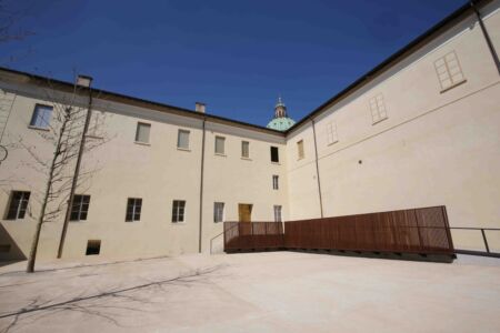 Cortile d'ingresso (© Enrico Rossi)
