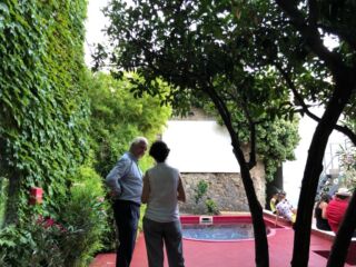 Charles Landry nel giardino dei Sette Cortili (©Lucia Pierro e Marco Scarpinato)