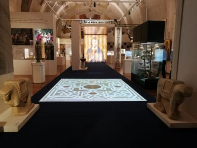 Un allestimento della mostra con la realtà aumentata