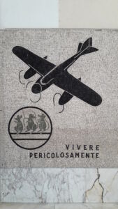 Particolare del mosaico dedicato alla storia del volo nell’ex Collegio aeronautico «Bruno Mussolini» di Forlì (foto di Elena Pirazzoli)