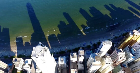 L'ombra dei grattacieli che si proietta sull'oceano